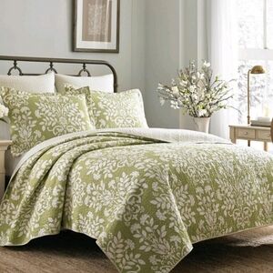 Laura Ashley  Rowland queen quilt set
